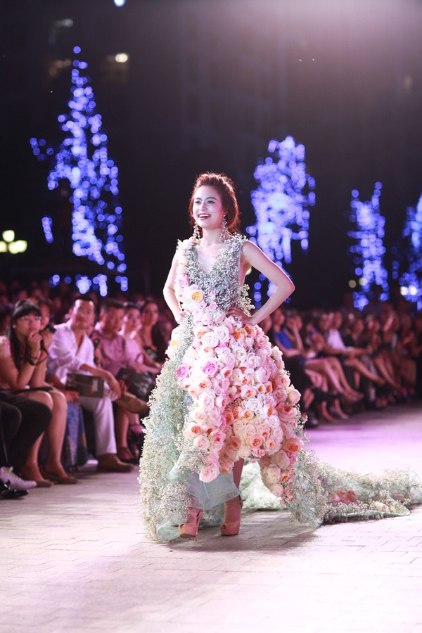Hoàng Thùy Linh làm vedette cho BST của Lý Quý Khánh, với bộ váy đuôi dài được đính toàn bộ bằng hoa tươi hết sức cầu kì và lộng lẫy.