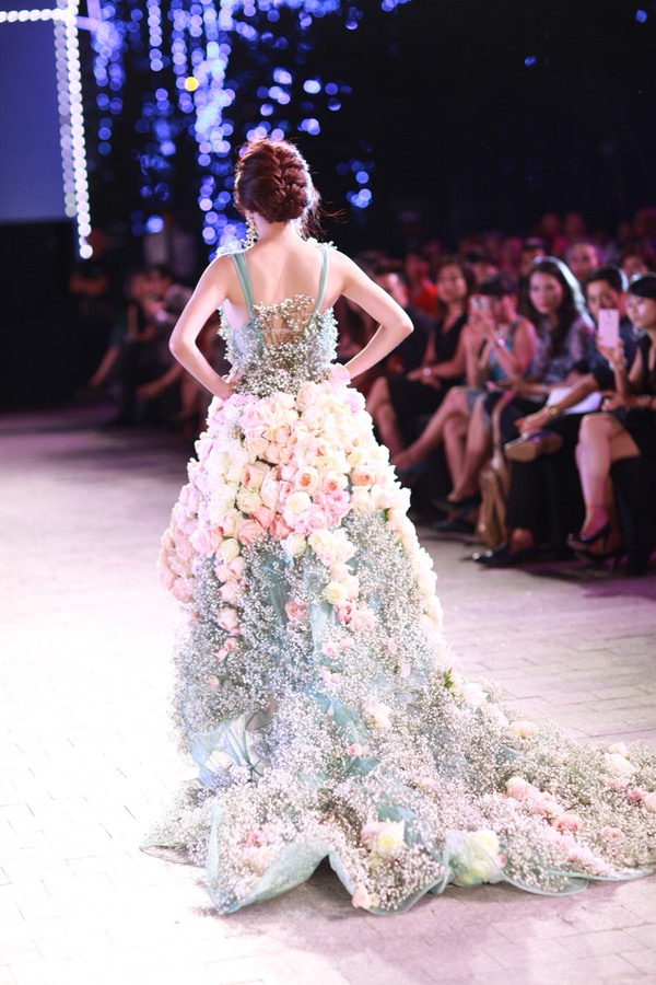 Thiết kế này được tiết lộ giá trị không hề nhỏ: 300 triệu đồng để hoàn thành bộ váy.