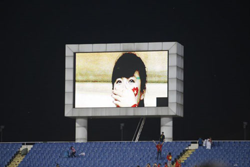 Hình ảnh nữ CĐV khóc khi nhìn thấy các cầu thủ gã lay động hàng triệu con tim đam mê bóng đá.