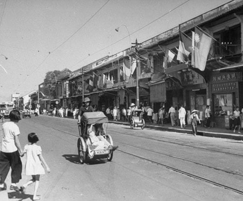 Nhiều ngôi nhà của người Hoa ở Chợ Lớn thời gian này treo cờ Tưởng Giới Thạch, một lực lượng ngoại quốc đã đóng quân ở Việt Nam sau năm 1945.