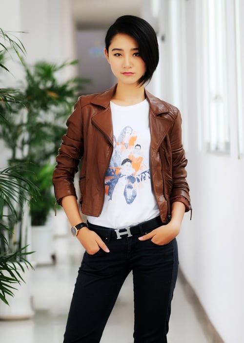 Trà My lạ lẫm với tạo hình như một tomboy trong phim truyền hình 'Độc thân tuổi 30'.