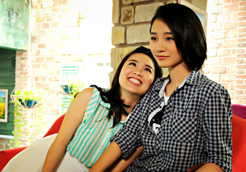 Diễn viên Lê Khánh cũng thủ vai một 'gái ế', chung hội độc thân với Trà My. Nhân vật của Lê Khánh và Trà My bị cha mẹ hiểu lầm là có mối quan hệ đồng tính vì quá thân thiết với nhau.