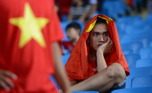 Vẻ ủ dột của fan hâm mộ U19 Việt Nam.