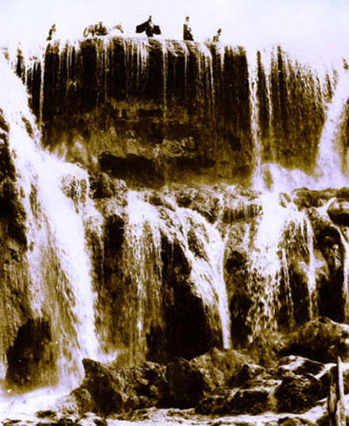 Trong một lần thực hiện cảnh quay ở thác nước, Bạch Long Mã bị trượt vì thách nước trơn và nằm sõng soài trên những vách đá nước đang chảy xiết.