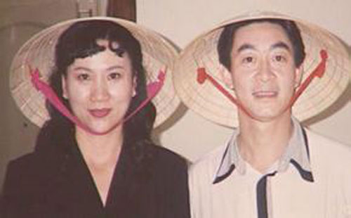 Vì thế, đám cưới được tổ chức với cô dâu và chú rể mỗi người một nơi và đêm tân hôn là cuộc điện thoại đường dài từ Bắc Kinh tới Singapore.