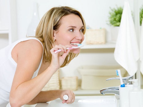 Đánh răng bằng nước ấm giúp bảo vệ nướu. Các nghiên cứu y khoa đã chỉ ra rằng nhiệt độ trao đổi chất tối ưu cho răng là 35 độ C. Nếu bạn đánh răng mà không chú ý đến nhiệt độ nước thì bạn dễ bị co thắt và chảy máu nướu răng, rút ngắn cuộc sống của răng.