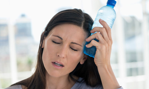 Chữa đau bụng kinh. Nước nóng cũng hỗ trợ trong việc giảm bớt đau bụng kinh. Độ nóng của nước giúp làm dịu và dễ chịu các cơ bụng, giúp chữa các cơn đau bụng kinh.