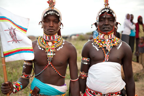 Người Samburu là dân du cư chăn thả gia súc với ngôn ngữ và truyền thống riêng. Họ còn được các bộ lạc lân cận gọi là Người Bướm bởi những trang phục sặc sỡ.