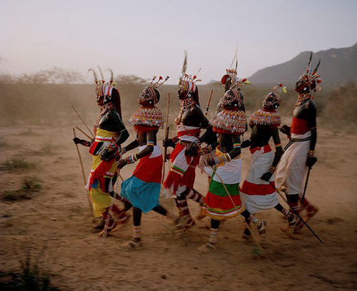 Họ cũng hiếm khi xuất hiện tay không mà thường cầm theo một ngon lao, gậy hay dao dài. Với người Samburu, một chiến binh không chỉ là người bảo vệ bộ lạc mà còn bảo vệ cả nền văn hóa.