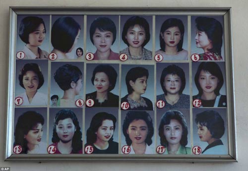 Phụ nữ Triều Tiên chọn một trong số 18 kiểu tóc mà chính phủ khuyến khích. Đây là quy định nhằm ngăn chặn sự ảnh hưởng của văn hóa phương Tây.