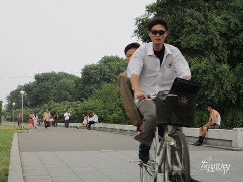 Ở Triều Tiên, xe đạp vẫn là phương tiện đi lại chính của học sinh, sinh viên.