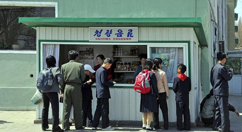 Những cửa hàng bán đồ ăn uống như thế này xuất hiện rất nhiều trên đường phố Bình Nhưỡng, nhưng cửa hàng không lấy ngoại tệ và chỉ bán hàng cho người Triều Tiên.