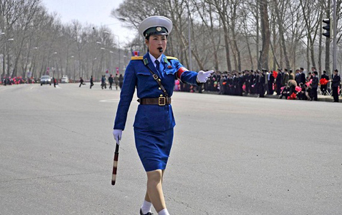Tại Triều Tiên, nữ cảnh sát giao thông là đối tượng mà người nước ngoài thường chụp ảnh, vì vậy một phụ nữ muốn trở thành cảnh sát giao thông phải đáp ứng được một số yêu cầu về ngoại hình, như chiều cao phải trên 1m60.