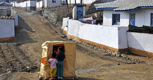 Hai đứa trẻ nông thôn ở Triều Tiên đứng trước một “cửa hàng” nhỏ.