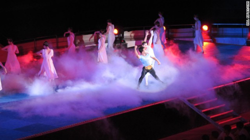 Màn biểu diễn của các vũ công Triều Tiên trong lễ khai mạc giải đấu.