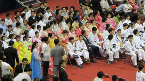 Đội múa và các vận động viên tae kwondo chuẩn bị cho buổi trình diễn trước 13.000 khán giả tham dự sự kiện thể thao đặc biệt giữa Nhật Bản và Triều Tiên.