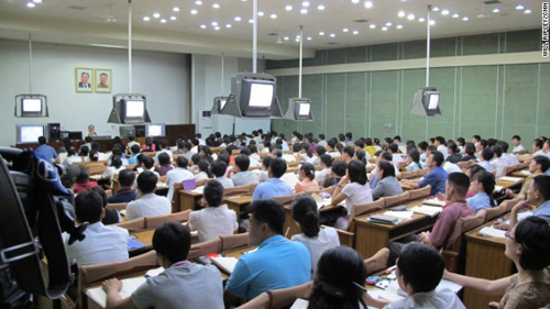 Thanh niên Triều Tiên học tiếng Anh tại Nhà Nghiên cứu Nhân dân.