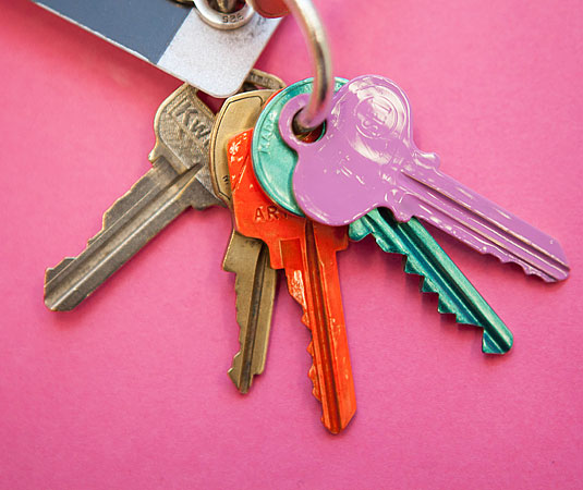 Sơn chìa khóa. Quá nhiều loại chìa khóa trong chùm chìa khóa, bạn không nhớ nổi đâu là khóa cổng, khóa văn phòng, khóa tủ...hãy sử dụng những lọ sơn móng tay vốn có và tô vẽ chúng theo màu bạn thích. Thật dễ dàng để nhớ các màu sắc, và nó làm cho chùm chìa khóa của bạn trông thật sặc sỡ và tuyệt đẹp.