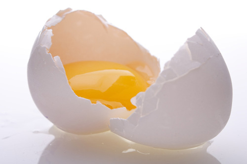 Lòng đỏ trứng có lưu huỳnh có trong một số axit amin quan trọng giúp móng tay phục hồi nhanh chóng sau các tổn thương và chắc khỏe hơn.