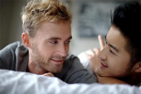 Đàn ông đồng tính kết hôn sống lâu hơn. Theo các nhà khoa học Đan Mạch, tuổi thọ đàn ông kết hôn đồng tính đã tăng đáng kể thậm chí cao hơn đàn ông không kết hôn hoặc ly hôn. Theo nhóm tác giả, tỷ lệ tử vong của những người đàn ông kết hôn đồng tính đã giảm đáng kể từ những năm 1990.