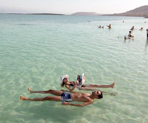 Hồ Dead Sea (nằm giữa Israel và Jordan) hay còn gọi là hồ Biển Chết là một điểm du lịch vô cùng thú vị. Bạn sẽ không lo bị chết đuối khi bơi, bởi lượng muối trong hồ cao gấp 10 lần so với nước biển sẽ khiến cơ thể bạn luôn nổi trên mặt nước.