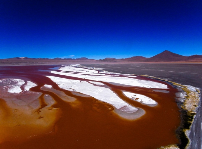 Lớp trầm tích lắng đọng đã khiến mặt nước hồ Laguna Colorada (Bolivia) có màu đỏ và sự hiện diện của những đảo muối borac trắng xóa tạo nên vẻ đẹp kỳ lạ và hấp dẫn bất cứ du khách nào ghé thăm.