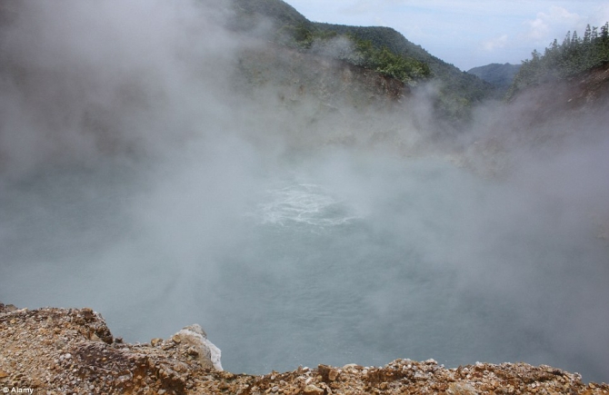 Hồ nước sôi hay còn gọi là hồ Boiling (Domonica) nằm ở độ cao 762 m so với mực nước biển, nhiệt độ luôn ở mức 80 độ C đến 95 độ C.