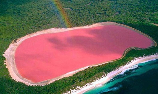 Hồ Hillier trên đảo Middle, hòn đảo lớn nhất trong quần đảo Recherche ở Tây Australia. Đây là một trong những hồ nước đặc biệt nhất trên thế giới bởi màu hồng tự nhiên của nó.