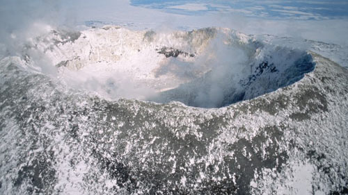 Erebus (Nam Cực) là một trong năm hồ nham thạch nổi tiếng thế giới, nằm trên đỉnh ngọn núi lửa Erebus, ở độ cao 3.800 m. Trong khi nhiệt độ bên ngoài là -60 độ C thì nhiệt độ bên trong hồ vẫn lên tới 1.700 độ C.