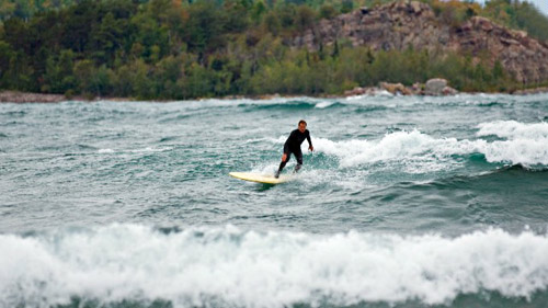 Hồ Superior (Mỹ) là một điểm du lịch thu hút đông đảo du khách đặc biệt là những ai yêu thích lướt ván. Bạn sẽ khó có thể tìm thấy hồ nước nào có sóng mạnh như ở đây.
