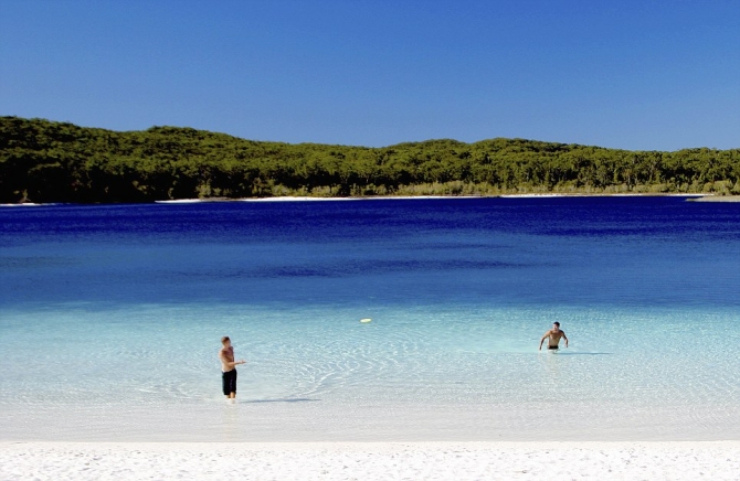 Hồ McKenzie ở Australia. Hồ nước rộng 370 mẫu với những bãi cát trắng muốt và mặt nước trong xanh sẽ mang đến cảm giác thích thú cho du khách.