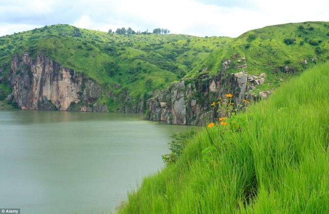 Hồ Nyos là một hồ miệng núi lửa nằm ở phía Tây Bắc Cameroon. Đây là hồ nước sâu ở khu vực núi lửa ngưng hoạt động tại Cánh đồng núi lửa Oku dọc theo tuyến núi lửa hoạt động.