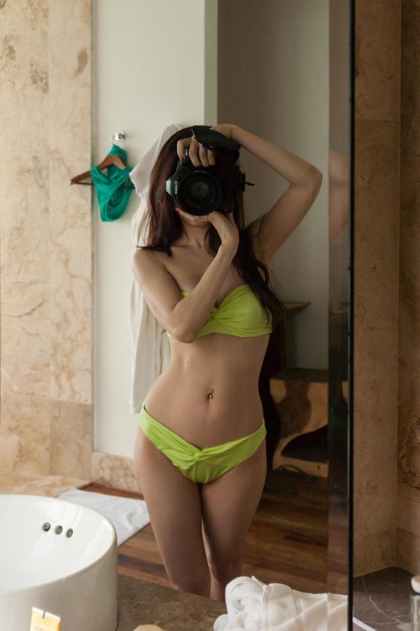 Nhiều người nhận xét, Ngọc Anh mặc bikini quyến rũ và nóng bỏng hơn cả các người mẫu của showbiz Việt.