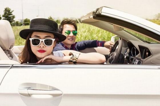 Cặp đôi đã cùng nhau chụp một bộ hình bên chiếc siêu xe mui trần có giá gần 4 tỷ đồng.
