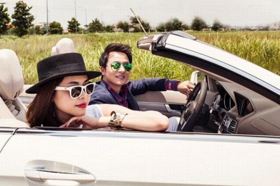 Nam ca sỹ tự tin chở vợ đi chơi trên chiếc xe hơi mui trần có giá 3,6 tỷ.