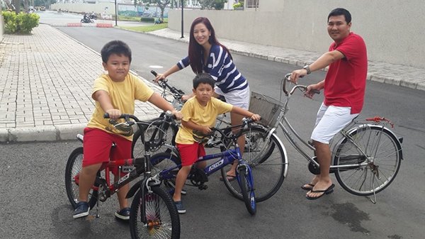 Á hậu Quý bà Thu Hương cùng cả gia đình đạp xe tập thể dục: 'Thương ba Nam, nhà thiếu một xe đạp nên lấy xe của chị bếp hay đi chợ để đạp theo'.