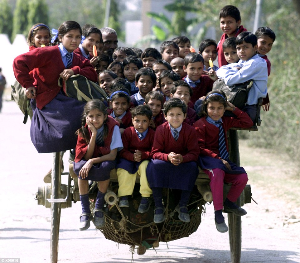Một chiếc xe ngựa chở hơn 35 học sinh đi học ở ngoại ô New Delhi, Ấn Độ.