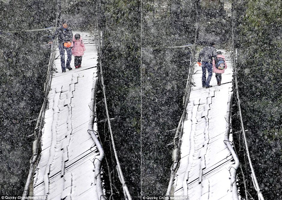 Bà mẹ đưa con gái đi học qua một cây cầu gỗ bị hỏng ở tỉnh Tứ Xuyên, Trung Quốc.