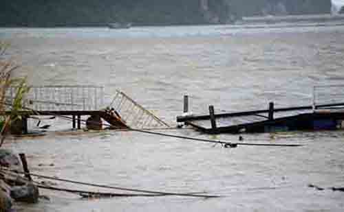 Nhịp cầu dẫn ra bến thuyền ở thành phố Cẩm Phả gẫy gập sau những giờ hoành hành của bão số 3.
