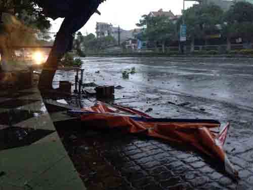 Phố phường Hạ Long tan hoang sau khi bão số 3 đổ bộ.