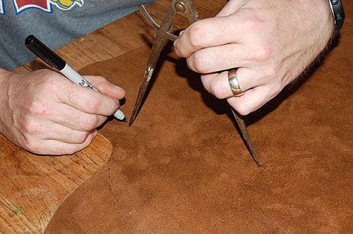 Do đó, thợ cắt buộc phải hình dung trước trong đầu phần da nào ứng với bộ phận nào của túi trước khi cắt, sao cho tránh lãng phí và làm cho chiếc túi trông tự nhiên nhất.