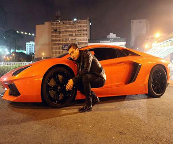 Tuấn Hưng đã khiến các fan náo loạn một phen khi anh quyết định cho chiếc siêu xe Lamborghini Aventador màu cam trong MV Hối hận trong anh. Đây là một trong hai chiếc Aventador đầu tiên tại Việt Nam với giá trị được cho là khoảng 25 tỷ đồng.