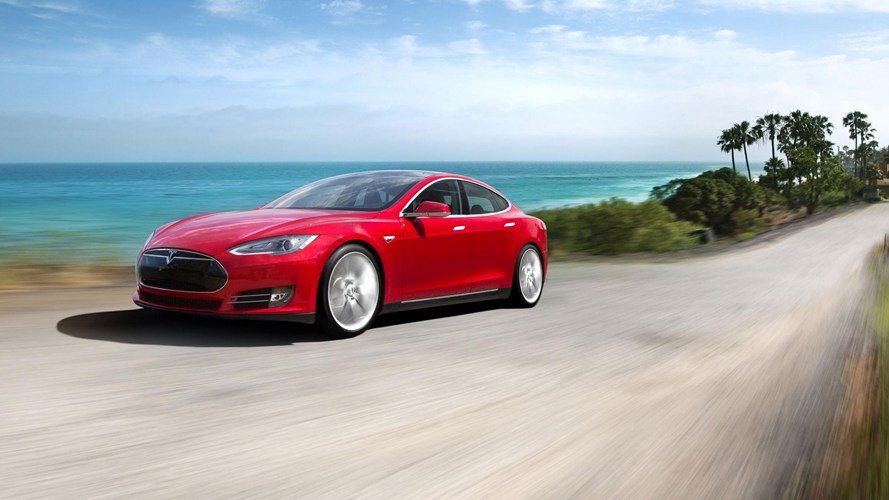 Tesla Model S giá từ 49.900 - 68.700 bảng Anh (khoảng 1,7 - 2,4 tỷ đồng). Xe có thể chạy được quãng đường 312 dặm cho mỗi lần sạc đầy pin. Tốc độ xe có khả năng tăng đến 60 mã lực trong vòng 4,2 giây.