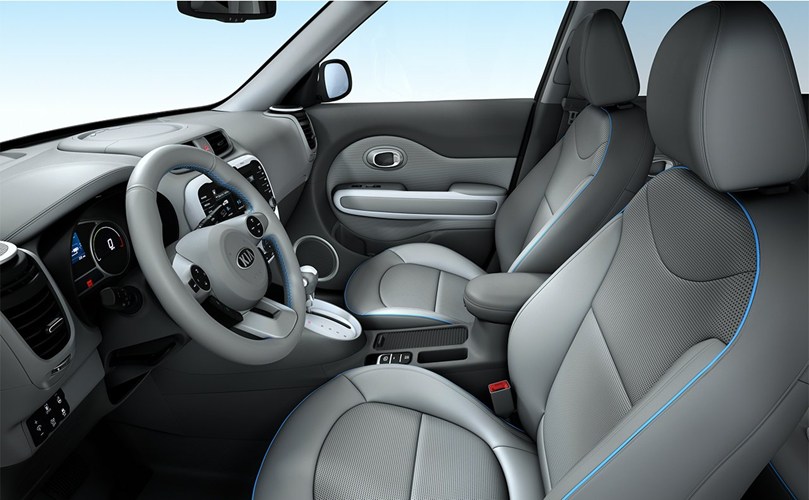 Không gian bên trong xe khá tiện nghi với một loạt các trang bị hiện đại như: dịch vụ UVO EV, hệ thống âm thanh, hệ thống sưởi dưới ghế ngồi, công nghệ Bluetooth...