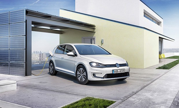 Volkswagen e-Golf có giá 25.845 bảng Anh (khoảng 886 triệu đồng), đạt công suất 87 mã lực, tăng tốc từ 0 đến 62 mã lực trong vòng 10,5 giây. Dòng xe này chạy hoàn toàn bằng điện và có thời gian bảo hành 8 năm với quãng đường 100.000 dặm.