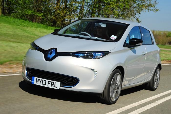 Renault Zoe thuộc dòng xe điện mini, giá khởi điểm khoảng 13.995 bảng Anh (tương đương 480 triệu đồng). Xe có thể chạy được 130 dặm nhờ trang bị bộ sạc 32amp/7kW giúp sạc đầy pin trong vòng 3-4 tiếng.