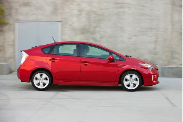 Toyota Prius có giá từ 28.395 bảng Anh (tương đương 980 triệu đồng), thuộc dòng xe vận hành bằng cả xăng và điện. Bình điện hỗ trợ quãng đường 14 dặm. Động cơ xăng 1,8L VVT-I sẽ tự động vận hành khi xe hết điện.