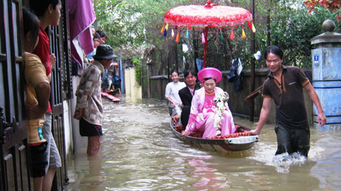 Một đám rước dâu bằng thuyền tại huyện Phú Ninh (Quảng Nam) năm 2010.