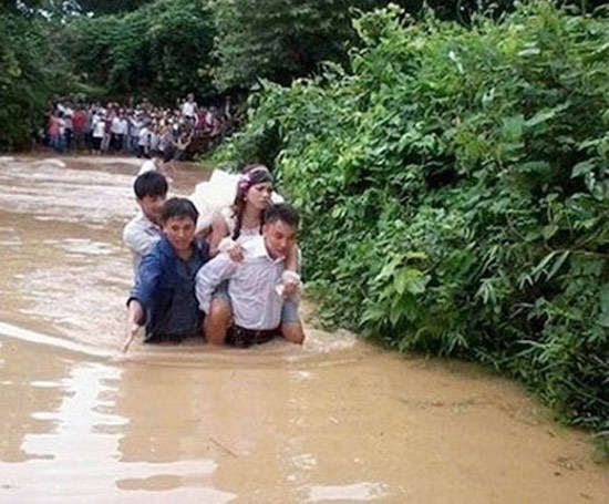 Hình ảnh chú rể cõng cô dâu vượt qua nước lũ trong một đám cưới tại huyện Quảng Sơn, Quảng Bình khiến nhiều người cảm động.