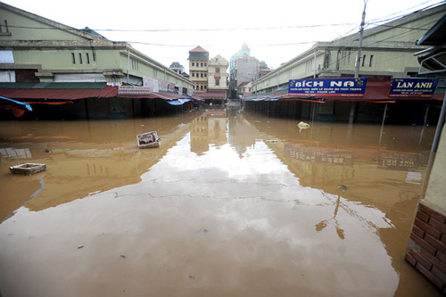 Chợ Giếng Vuông đã ngập sâu trong nước.